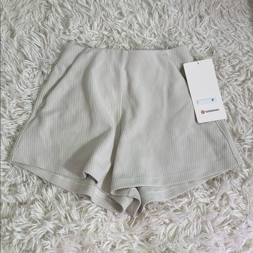 NWT Lululemon Ribbed Softstreme High-Rise Short 2" Bone